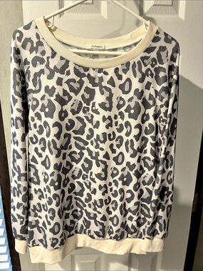 andthewhy Leopard Print Crewneck Sweatshirt in Gray & White